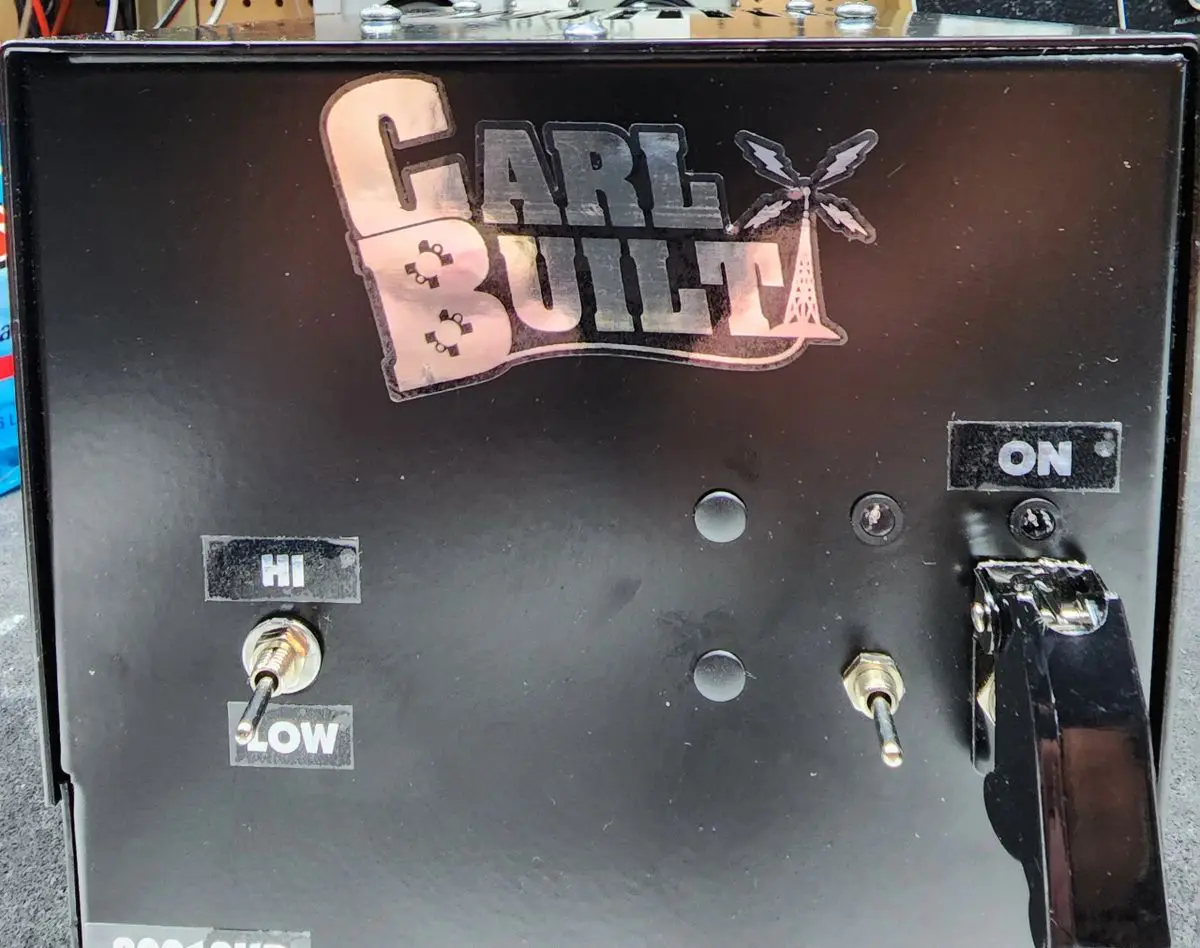 A black box with the words " carl built ".