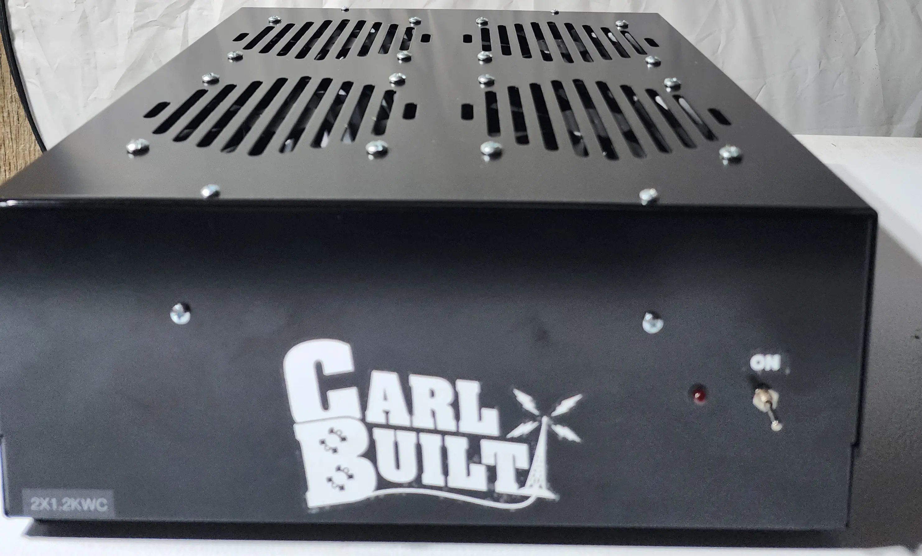 A black box with the words " carl built ".